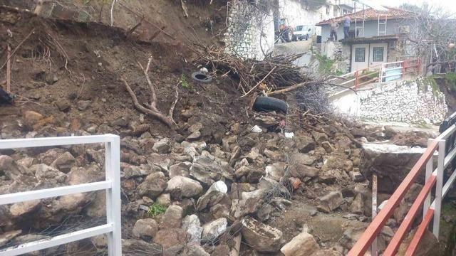 Kuvvetli yağışa dayanamadı, &ccedil;&ouml;kt&uuml; 3