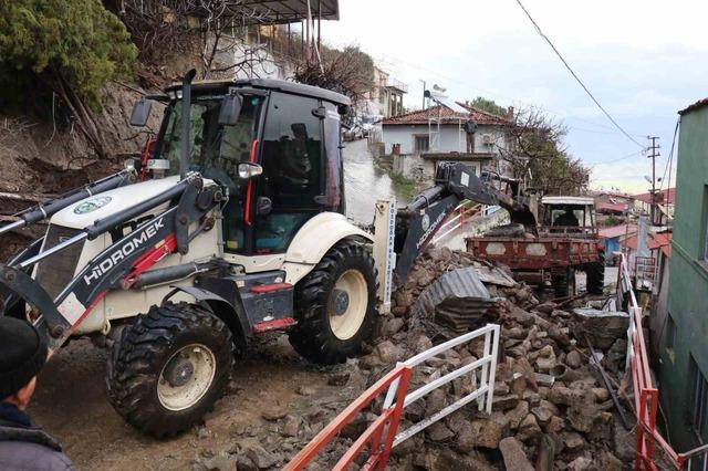 Kuvvetli yağışa dayanamadı, &ccedil;&ouml;kt&uuml; 2