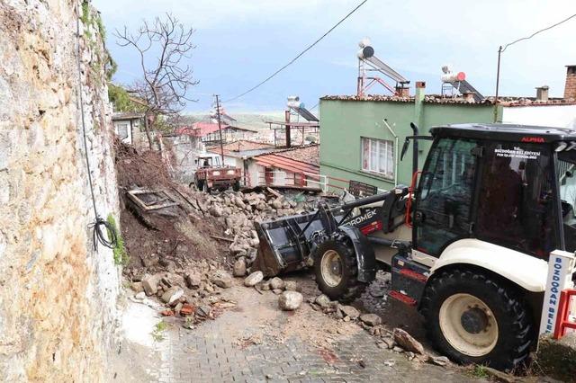 Kuvvetli yağışa dayanamadı, &ccedil;&ouml;kt&uuml; 1