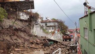 Kuvvetli yağışa dayanamadı, &ccedil;&ouml;kt&uuml;