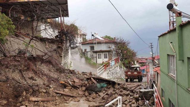 Kuvvetli yağışa dayanamadı, çöktü