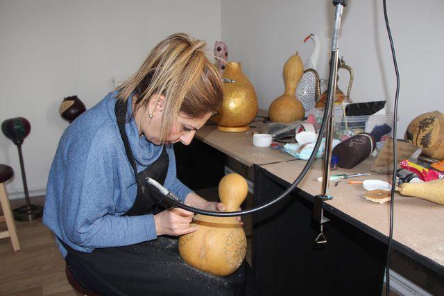 Su kabağı ile süs eşyaları yapıyor 3