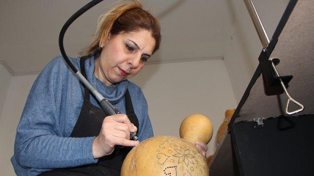 Su kabağı ile süs eşyaları yapıyor