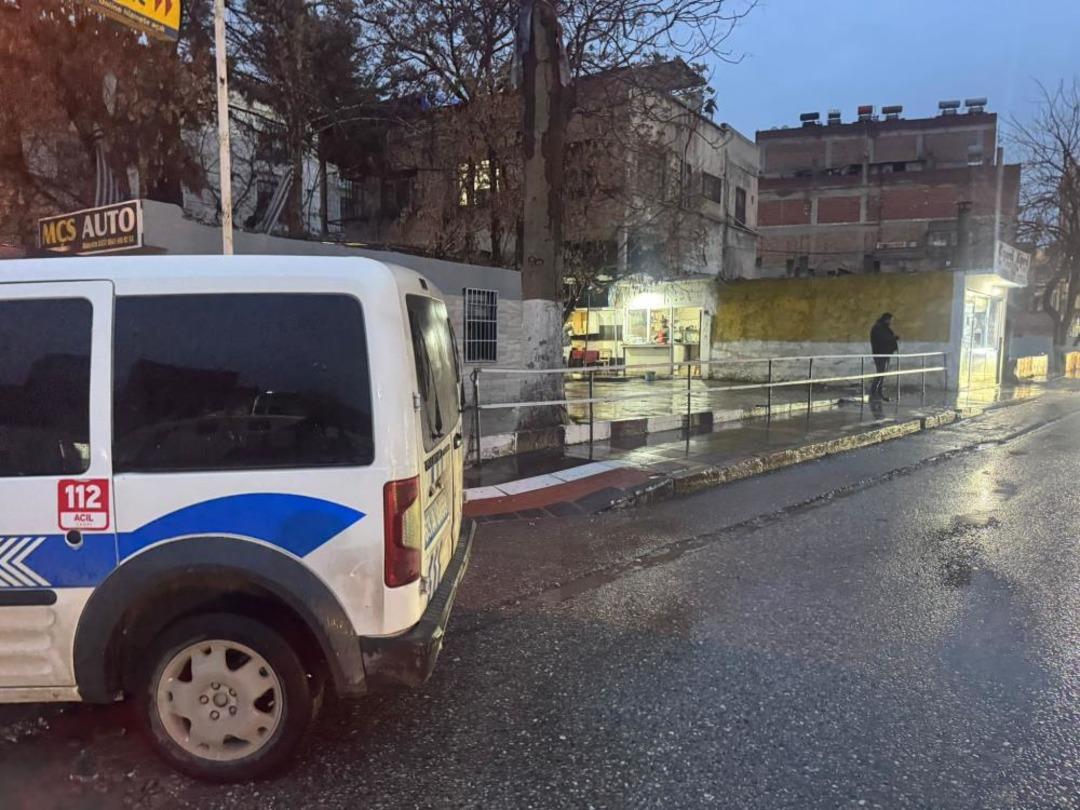 Kıraathanede bı&ccedil;aklı saldırıya uğrayan amca ve yeğeni yaralandı 1