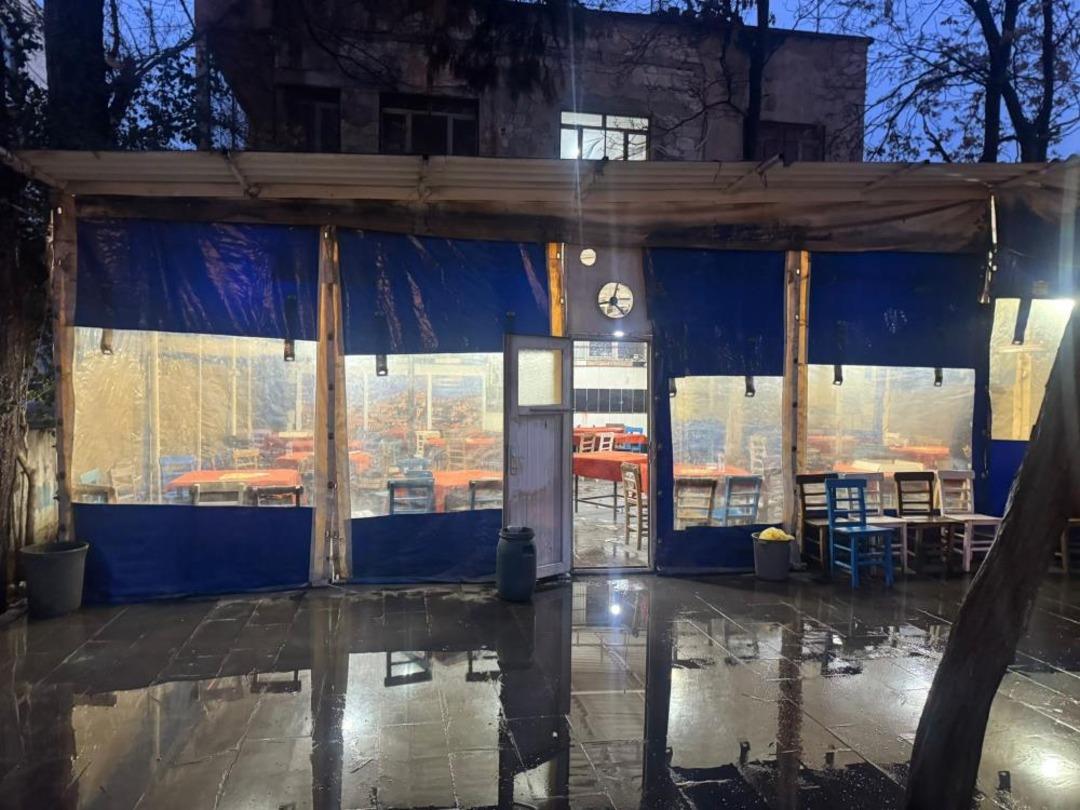 Kıraathanede bı&ccedil;aklı saldırıya uğrayan amca ve yeğeni yaralandı 2