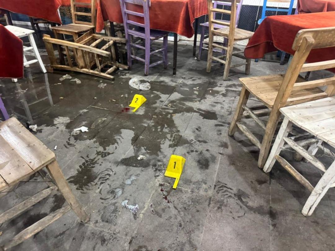 Kıraathanede bı&ccedil;aklı saldırıya uğrayan amca ve yeğeni yaralandı 3