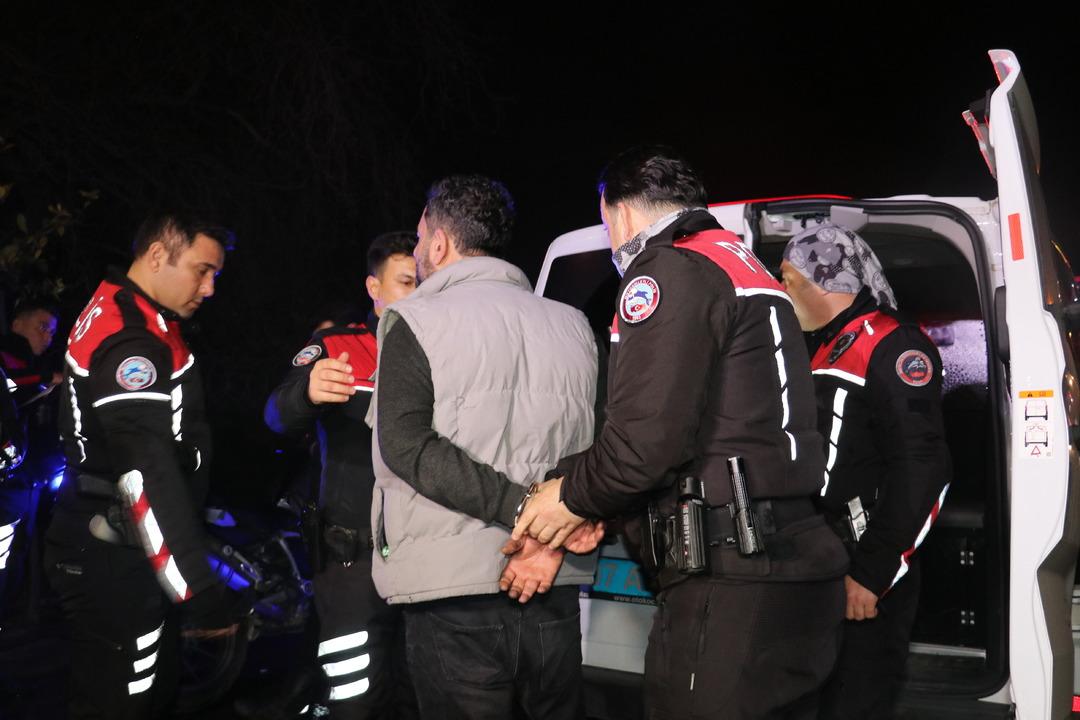 Tartıştığı kız arkadaşı ile annesinin ara&ccedil;larını kundakladı 2