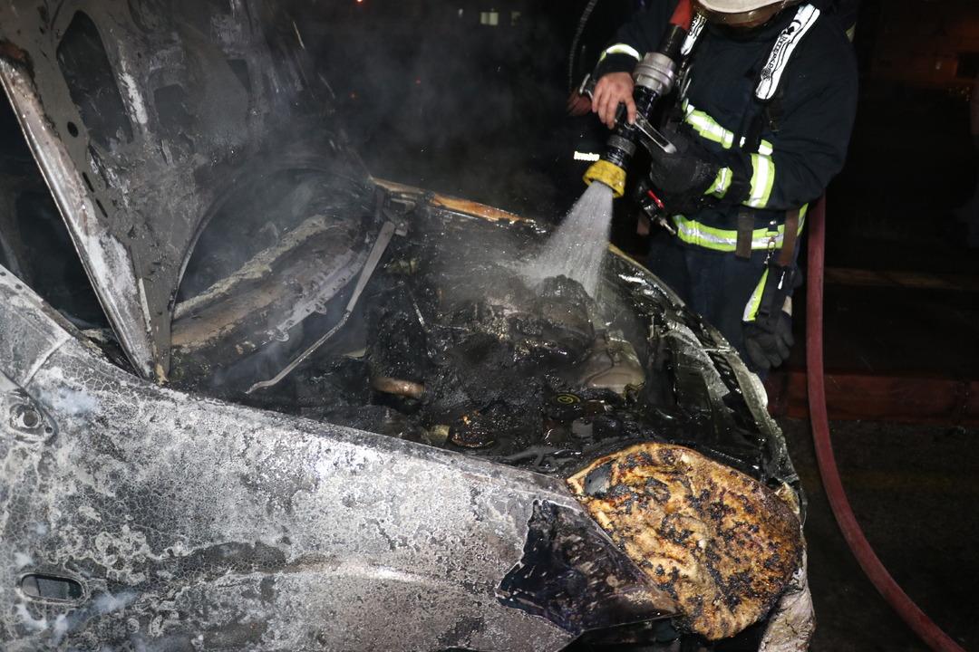 Tartıştığı kız arkadaşı ile annesinin ara&ccedil;larını kundakladı 3