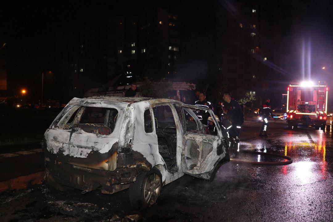 Tartıştığı kız arkadaşı ile annesinin ara&ccedil;larını kundakladı 1