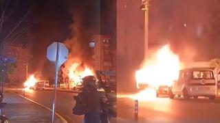 Tartıştığı kız arkadaşı ile annesinin araçlarını kundakladı