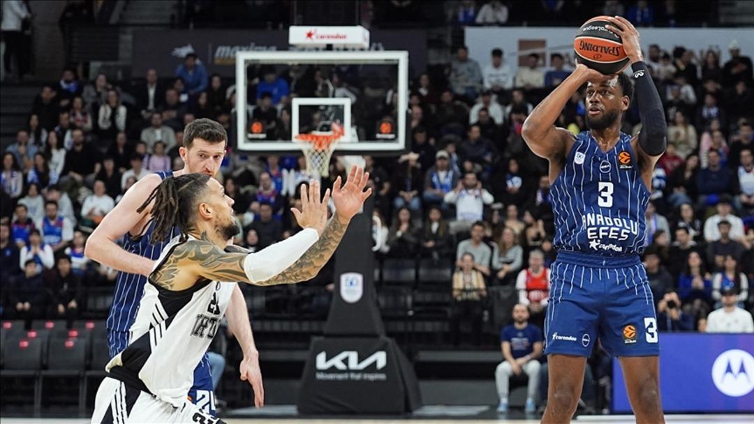 Euroleague de Anadolu Efes Bologna yı farklı ge&ccedil;ti! 2