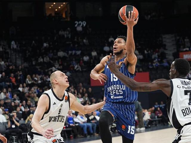 Euroleague'de Anadolu Efes Bologna'yı farklı ge&ccedil;ti!