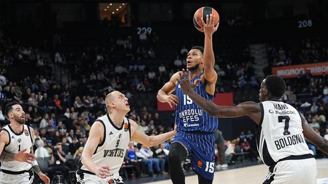 Euroleague'de Anadolu Efes Bologna'yı farklı geçti!