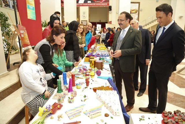 Uşak’ta engellilerin el emeği ürünleri sergiye çıktı