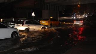 Adana’da gece bastıran sağanak yağış yolları göle çevirdi