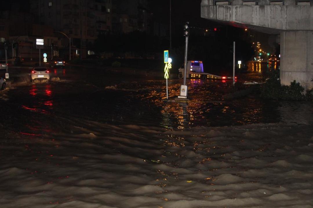 Adana&rsquo;da gece bastıran sağanak yağış yolları g&ouml;le &ccedil;evirdi 3