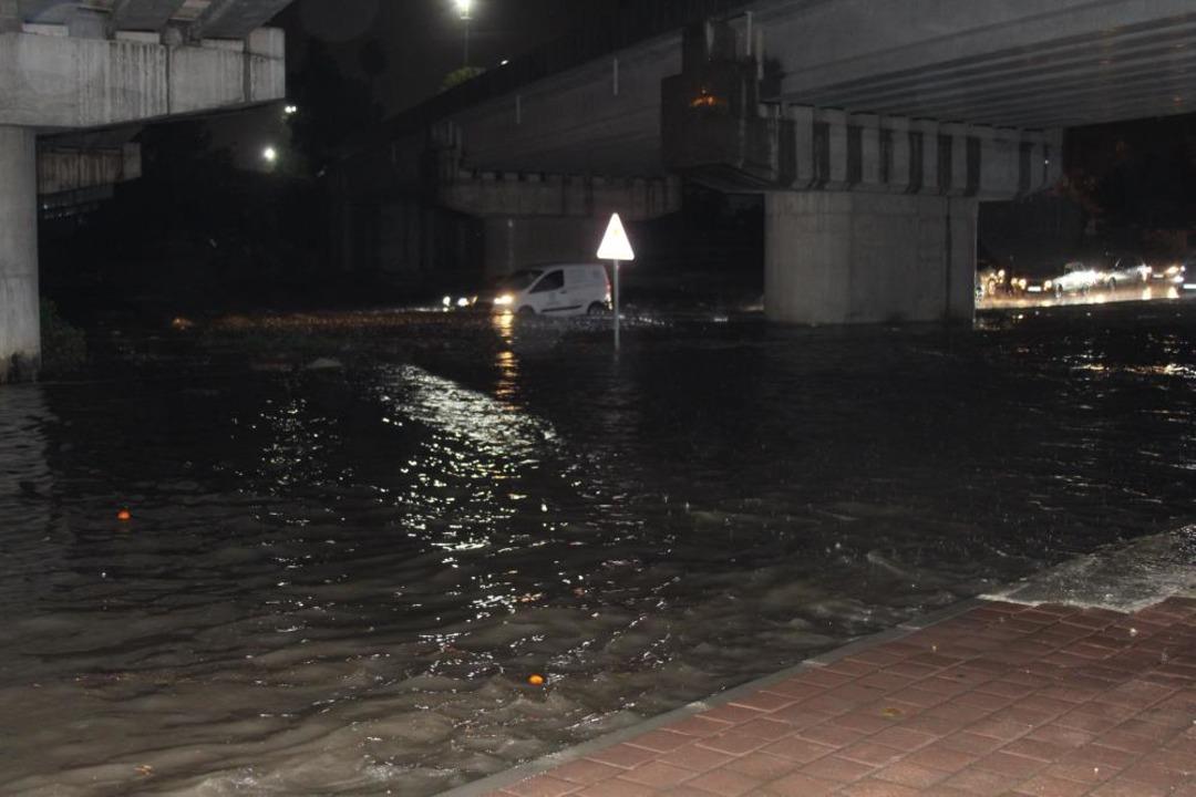 Adana&rsquo;da gece bastıran sağanak yağış yolları g&ouml;le &ccedil;evirdi 1
