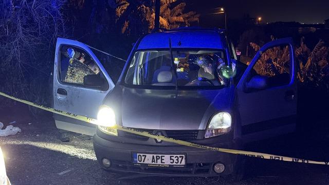 Alanya da hafif ticari araca d&uuml;zenlenen silahlı saldırıda 1 kişi &ouml;ld&uuml; 5