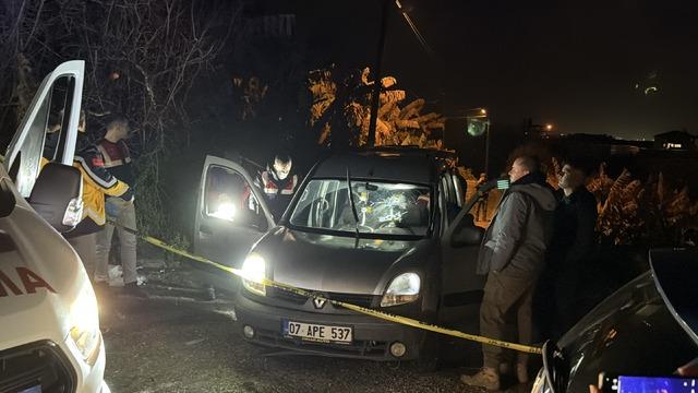 Alanya da hafif ticari araca d&uuml;zenlenen silahlı saldırıda 1 kişi &ouml;ld&uuml; 3