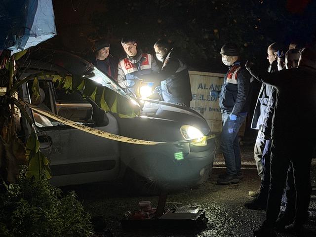 Alanya da hafif ticari araca d&uuml;zenlenen silahlı saldırıda 1 kişi &ouml;ld&uuml; 1