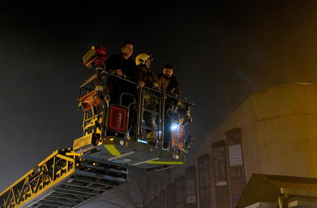 Kağıthane de iş hanında &ccedil;ıkan yangında mahsur kalan 11 kişi kurtarıldı 5