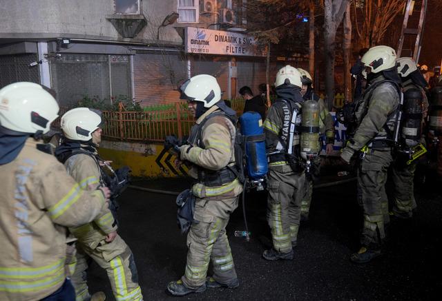 Kağıthane de iş hanında &ccedil;ıkan yangında mahsur kalan 11 kişi kurtarıldı 4