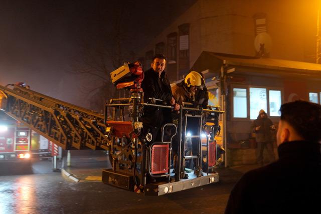 Kağıthane de iş hanında &ccedil;ıkan yangında mahsur kalan 11 kişi kurtarıldı 3