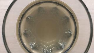 Evin köşesine bir bardak sirkeli su ve tuz koyun! Sabah gözlerinize inanamayacaksınız