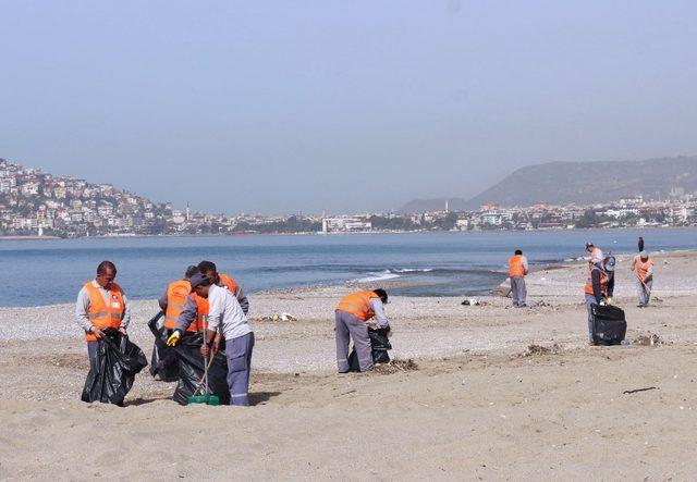 Alanya’da sahiller sezona hazırlanıyor