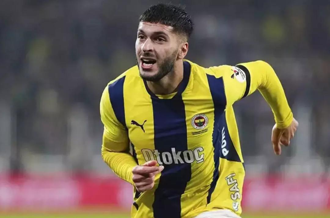 Fenerbah&ccedil;e de ayrılık! Y&ouml;netime bile bildirdi:  Teklif gelirse kabul edin  2