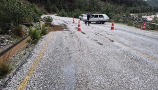 Namnam &ccedil;ayında su seviyesi y&uuml;kseldi, yol &ccedil;&ouml;kt&uuml;
