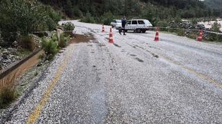 Namnam çayında su seviyesi yükseldi, yol çöktü