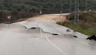 Antalya'da heyelan nedeniyle trafiğe kapatılan Adrasan-Belen yolu a&ccedil;ıldı