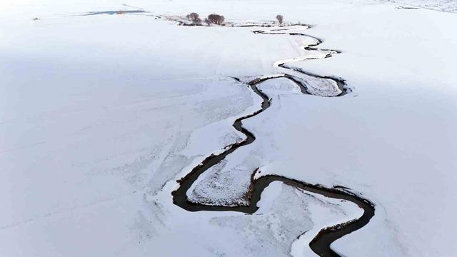 Kar altındaki menderesler g&uuml;zel manzaralar oluşturuyor 4