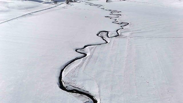 Kar altındaki menderesler g&uuml;zel manzaralar oluşturuyor 3