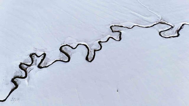 Kar altındaki menderesler g&uuml;zel manzaralar oluşturuyor 1