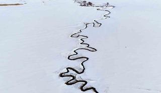 Kar altındaki menderesler g&uuml;zel manzaralar oluşturuyor
