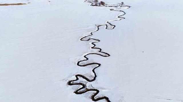 Kar altındaki menderesler güzel manzaralar oluşturuyor