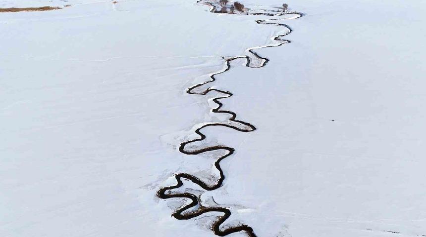 Kar altındaki menderesler g&uuml;zel manzaralar oluşturuyor
