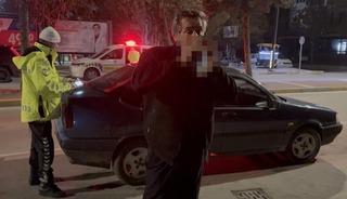 Alkoll&uuml; s&uuml;r&uuml;c&uuml; gazeteciye el sallayıp y&uuml;z&uuml;ne t&uuml;k&uuml;rd&uuml;!