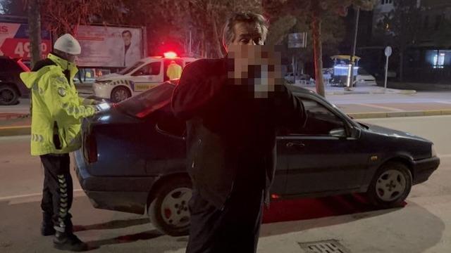 Çevirmede zorlu anlar: Alkollü sürücü gazeteciye el sallayıp yüzüne tükürdü!