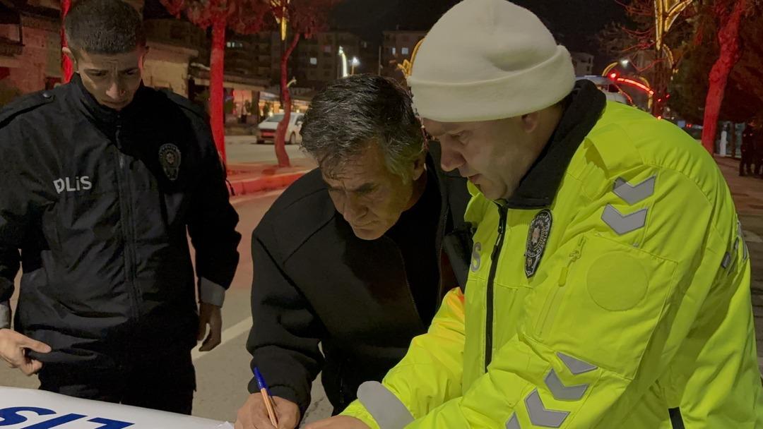 &Ccedil;evirmede zorlu anlar: Alkoll&uuml; s&uuml;r&uuml;c&uuml; gazeteciye el sallayıp y&uuml;z&uuml;ne t&uuml;k&uuml;rd&uuml;! 3