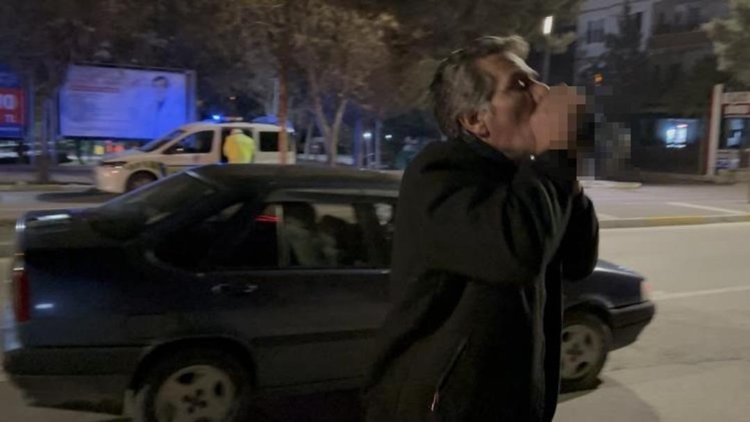 &Ccedil;evirmede zorlu anlar: Alkoll&uuml; s&uuml;r&uuml;c&uuml; gazeteciye el sallayıp y&uuml;z&uuml;ne t&uuml;k&uuml;rd&uuml;! 1