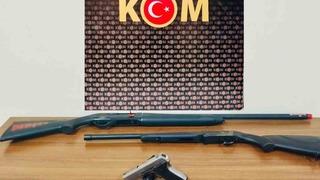 Polis ruhsatsız 4 silah ele geçirdi