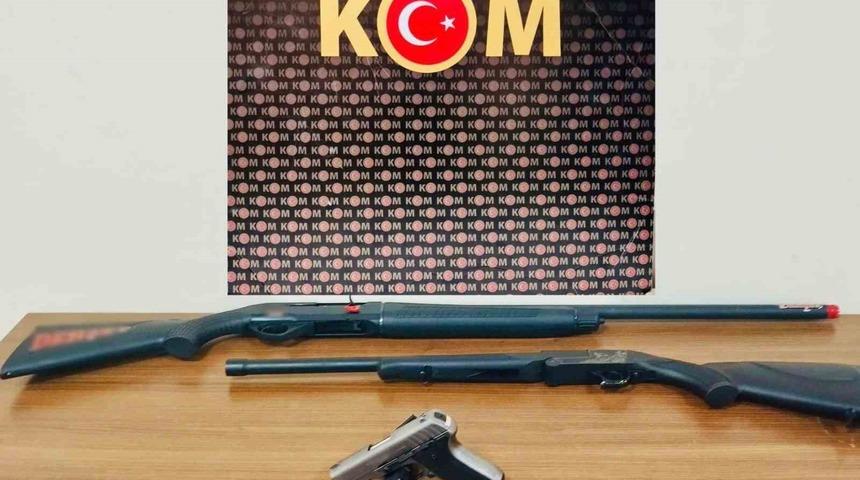Polis ruhsatsız 4 silah ele ge&ccedil;irdi
