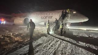 Kanada’da 64 kişinin bulunduğu yolcu uçağı karda kayarak pistten çıktı