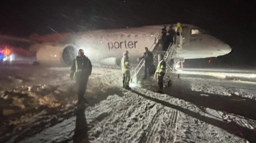 Kanada&rsquo;da 64 kişinin bulunduğu yolcu u&ccedil;ağı karda kayarak pistten &ccedil;ıktı