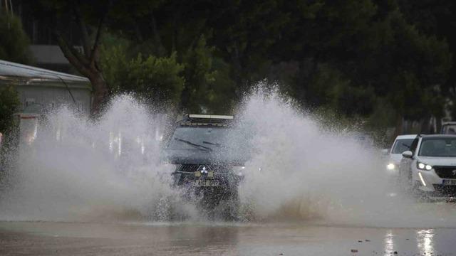 Antalya’da şiddetli yağış hayatı olumsuz etkiledi