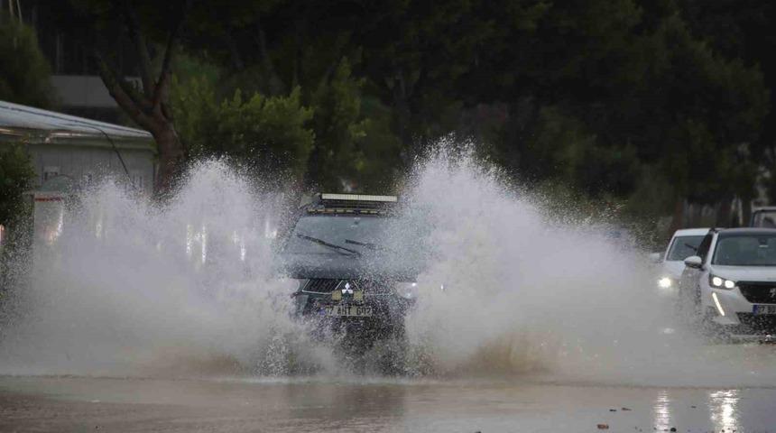 Antalya&rsquo;da şiddetli yağış hayatı olumsuz etkiledi