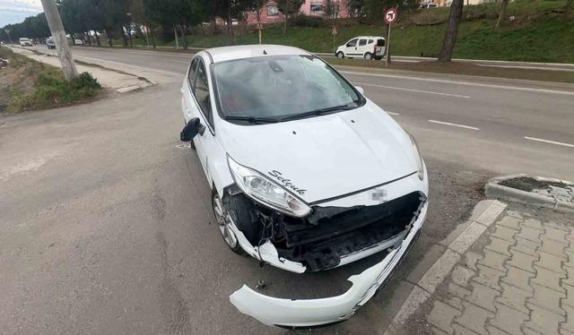 Motosikletle otomobil &ccedil;arpıştı: 2 yaralı 3